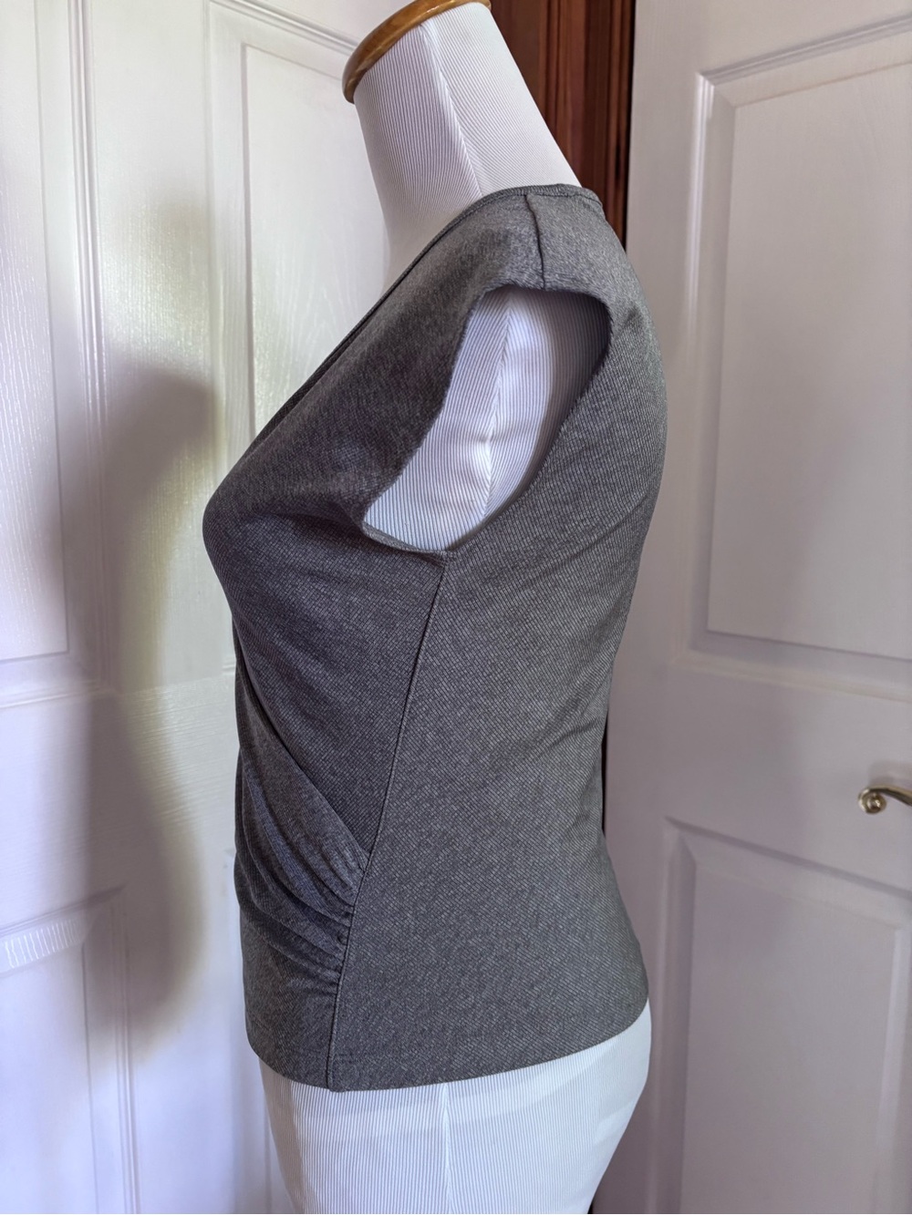 Athleta Bayview tee XS EUC Gray Scoop Neck Cap Sleeve - Picture 3 of 8